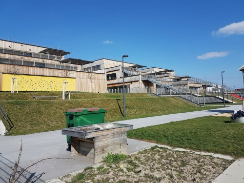 Der neue Bildungscampus in der Seestadt Aspern liegt direkt am Hannah-Arendt-Park und bietet Platz für 800 Kinder. Die Stadt Wien bündelt in ihrem Campusmodell Kindergarten und Grundschulen an einem Standort. Das Gebäude wurde von Thomas Zinterl mit ZT Arquitectos Lda aus Lissabon entworfen und umfasst eine Nettogrundfläche von 12.000 Quadratmetern. Ein Schwerpunkt des Campus liegt in der Integration von Kindern mit körperlichen Behinderungen. Für sie wurden modernste Therapieräume mit Musik, Wasserbetten, Licht- und Bewegungsspielen eingerichtet. Eigene Ruhebereiche - die sogenannten "Snoezelenräume" - stehen Kindern aller Altersstufen zur Verfügung.

Im Gebäude sind ein Kindergarten für zwölf Gruppen, eine Ganztagsvolksschule mit 17 Klassen sowie acht Klassen, die für Kinder mit besonderen pädagogischen Bedürfnissen ausgerichtet sind, beheimatet.