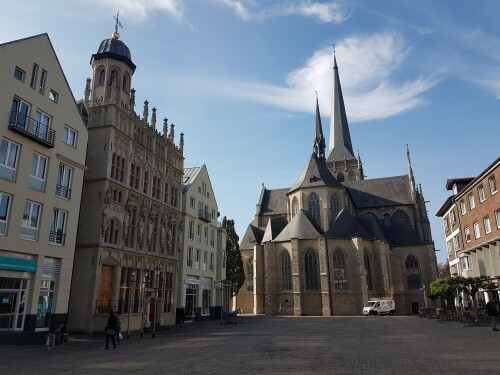 Der Große Markt liegt im Innenstadtkern von Wesel am westlichen Ende der Fußgängerzone. Auf der Westseite des Großen Marktes steht der 1540 fertiggestellte Willibrordi-Dom, im Süden integriert sich die 2011 fertig gestellte Fassadenrekonstruktion des historischen Rathauses in Bebauung aus den frühen 1990er Jahren.