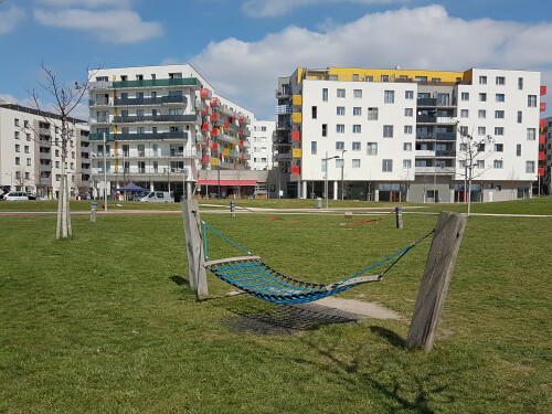 Hängematte und Slackline im Hannah-Arendt-Park in der Seestadt Aspern in Wien.

Die Seestadt Aspern ist eines der größten Stadtentwicklungsprojekte Europas der 2010er Jahre. Über einen Zeitraum von rund 20 Jahren soll ein neuer Stadtteil entstehen, in dem über 20.000 Menschen wohnen und arbeiten sollen. Die erste von drei Entwicklungsetappen konzentriert sich auf den Süden des Stadtteils und soll 2020 abgeschlossen sein.