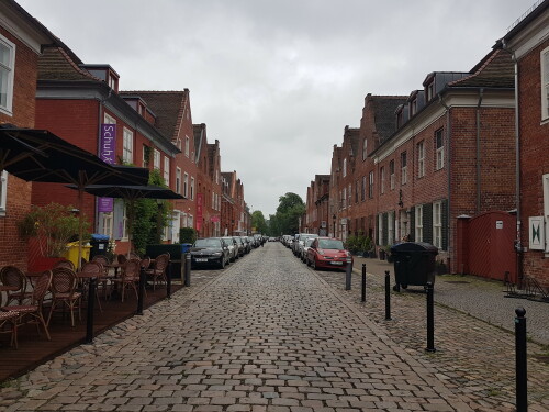 Das Holländische Viertel ist ein im Zentrum Potsdams gelegenes Stadtviertel, das zwischen 1733 und 1742 im Zuge der zweiten Stadterweiterung unter Leitung des holländischen Baumeisters Johann Boumann erbaut wurde. Das Viertel besteht aus 134 Ziegelstein-Häusern, die durch die Mittel- und Benkertstraße in vier Karrees nach dem Konzept eines barocken Stadtgrundrisses aufgeteilt werden. Es gilt als größtes zusammenstehendes holländisches Bauensemble und Kulturdenkmal holländischen Stils außerhalb der Niederlande in Europa.