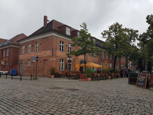 Das Holländische Viertel ist ein im Zentrum Potsdams gelegenes Stadtviertel, das zwischen 1733 und 1742 im Zuge der zweiten Stadterweiterung unter Leitung des holländischen Baumeisters Johann Boumann erbaut wurde. Das Viertel besteht aus 134 Ziegelstein-Häusern, die durch die Mittel- und Benkertstraße in vier Karrees nach dem Konzept eines barocken Stadtgrundrisses aufgeteilt werden. Es gilt als größtes zusammenstehendes holländisches Bauensemble und Kulturdenkmal holländischen Stils außerhalb der Niederlande in Europa.