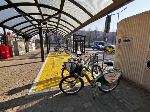 Am Pirnaischen Platz wurde der erste von insgesamt 76 geplanten Mobilitätspunkten in Dresden eröffnet. Er bündelt die stadt- und umweltverträglichen Mobilitätsangebote Straßenbahn, Bus, Leihrad und -auto sowie Ladesäulen für E-Autos an einem Ort und ermöglicht so ein schnelles Umsteigen zwischen verschiedenen Verkehrsmitteln. Insgesamt werden sechs Straßenbahn- und zwei Buslinien, zwölf sz-bikes und vier Carsharing-Autos miteinander räumlich verknüpft. Zudem stehen zwei Ladesäulen für Elektroautos und eine öffentliche Fahrradpumpe als Infrastruktureinrichtung zur Verfügung. Die Baukosten für den ersten Mobilitätspunkt am Pirnaischen Platz beliefen sich auf rund 345.000 Euro. Der größte Anteil davon entfiel auf die Errichtung einer Kompaktumspannstation zur Stromversorgung sowie der Schnellladesäulen für Elektroautos.