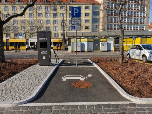 mobipunkt-am-pirnaischen-platz-in-dresden-element-ladesaule.jpg