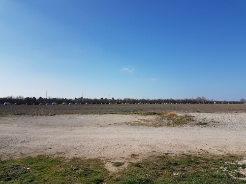 parkende-fahrzeuge-am-rand-der-seestadt-aspern.jpg