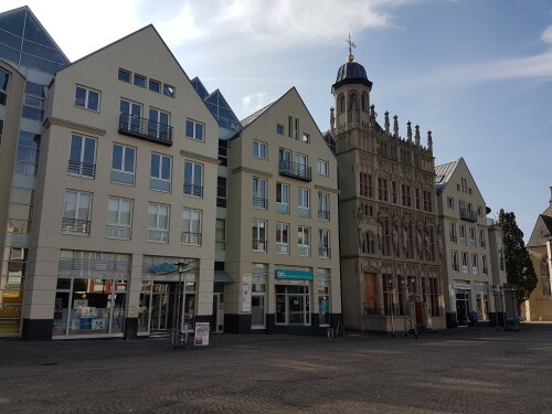 rekonstruierte-spatgotisch-flamische-fassade-des-rathauses-in-wesel-inmitten-bebauung-aus-den-1990er-jahren.jpg