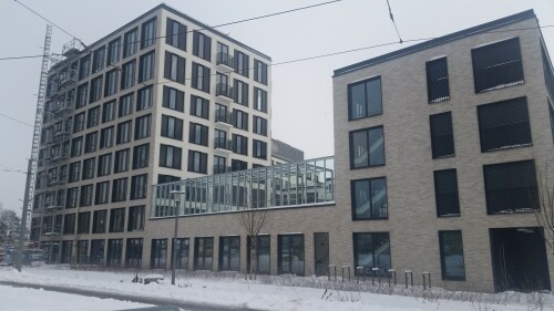 supermarkt-im-erdgeschoss-mit-aufgestocktem-glasernen-larmschutz.jpg