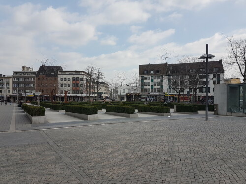Der Platz der Deutschen Einheit ist der Platz vor dem Heinrich-von-Kleist-Forum zwischen Willy-Brandt-Platz und Bahnhofstraße. Die Heckenstreifen mit verteilten Bäumen sollen dem Platz eine räumliche Fassung geben und wie eine geschlossene grüne Fläche wirken.