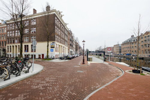 Die Albert Cuypgarage wurde unter einer Gracht gebaut und Ende 2018 fertiggestellt. Gesichertes Fahrradparken ist ebenso in der Tiefgarage untergebracht. In den angrenzenden Straßen werden nun Stellplätze für Fahrradparken, Grünflächen, Carsharing und Aufenthalt genutzt. De Pijp kann als Szeneviertel bezeichnet werden.

https://nl.wikipedia.org/wiki/Albert_Cuypgarage