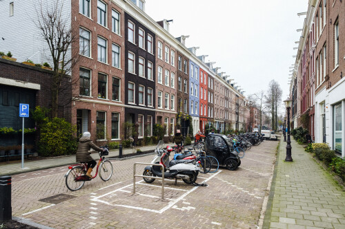 Die Albert Cuypgarage wurde unter einer Gracht gebaut und Ende 2018 fertiggestellt. Gesichertes Fahrradparken ist ebenso in der Tiefgarage untergebracht. In den angrenzenden Straßen werden nun Stellplätze für Fahrradparken, Grünflächen, Carsharing und Aufenthalt genutzt. De Pijp kann als Szeneviertel bezeichnet werden.

https://nl.wikipedia.org/wiki/Albert_Cuypgarage