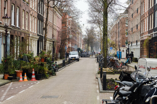 Die Albert Cuypgarage wurde unter einer Gracht gebaut und Ende 2018 fertiggestellt. Gesichertes Fahrradparken ist ebenso in der Tiefgarage untergebracht. In den angrenzenden Straßen werden nun Stellplätze für Fahrradparken, Grünflächen, Carsharing und Aufenthalt genutzt. De Pijp kann als Szeneviertel bezeichnet werden.

https://nl.wikipedia.org/wiki/Albert_Cuypgarage