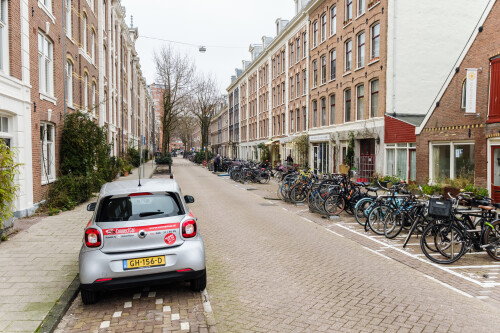 Die Albert Cuypgarage wurde unter einer Gracht gebaut und Ende 2018 fertiggestellt. Gesichertes Fahrradparken ist ebenso in der Tiefgarage untergebracht. In den angrenzenden Straßen werden nun Stellplätze für Fahrradparken, Grünflächen, Carsharing und Aufenthalt genutzt. De Pijp kann als Szeneviertel bezeichnet werden.

https://nl.wikipedia.org/wiki/Albert_Cuypgarage