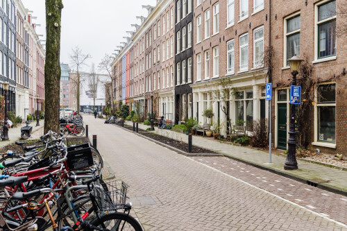 Die Albert Cuypgarage wurde unter einer Gracht gebaut und Ende 2018 fertiggestellt. Gesichertes Fahrradparken ist ebenso in der Tiefgarage untergebracht. In den angrenzenden Straßen werden nun Stellplätze für Fahrradparken, Grünflächen, Carsharing und Aufenthalt genutzt. De Pijp kann als Szeneviertel bezeichnet werden.

https://nl.wikipedia.org/wiki/Albert_Cuypgarage