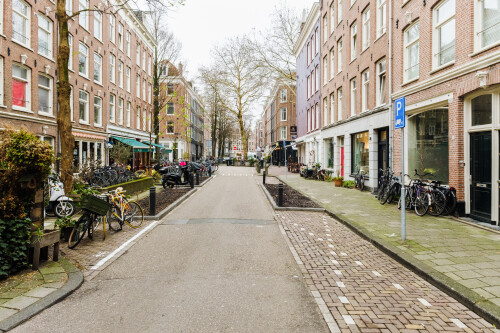 Die Albert Cuypgarage wurde unter einer Gracht gebaut und Ende 2018 fertiggestellt. Gesichertes Fahrradparken ist ebenso in der Tiefgarage untergebracht. In den angrenzenden Straßen werden nun Stellplätze für Fahrradparken, Grünflächen, Carsharing und Aufenthalt genutzt. De Pijp kann als Szeneviertel bezeichnet werden.

https://nl.wikipedia.org/wiki/Albert_Cuypgarage