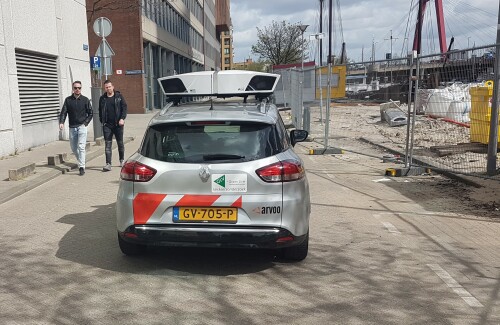 Automatisierte Parkraumüberwachung in Rotterdam. Die automatische Erfassung erfolgt in der Vorbeifahrt über eine Kennzeichenerfassung durch Videokameras und die Verwendung einer Auswertesoftware.