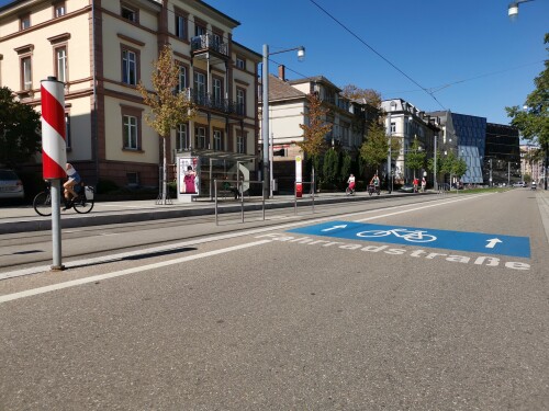 barrierefreie-haltestelle-und-fahrradstrasse-in-freiburg1.jpg