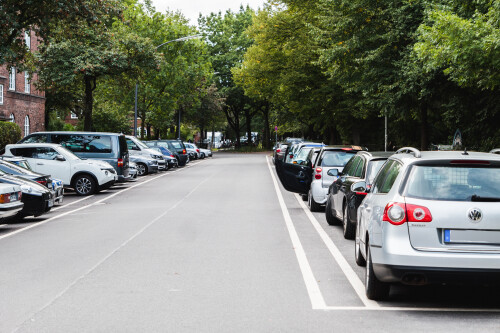 Hamburg, Kaiser-Friedrich-Ufer (ab U-Hoheluftbrücke). Als Alternative zu Schutzstreifen ist es denkbar, dass die "Dooring-Zone" wie hier markiert wird und eine Piktogrammkette "Fahrrad" auf der Straße aufzubringen (Sharrows). Siehe auch: https://www.radlobby.at/alarmierende-studie-zur-dooring-gefahr