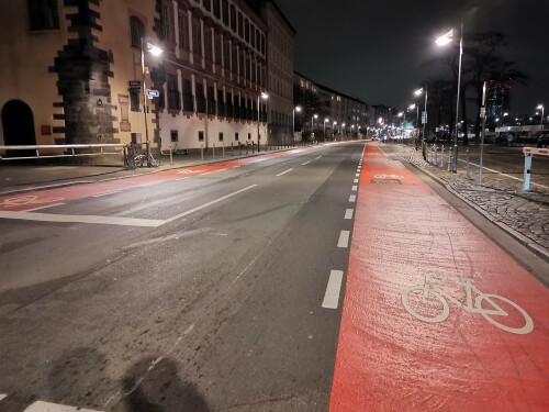 eingefarbter-radschutzstreifen-in-frankfurt-mainufer.jpg