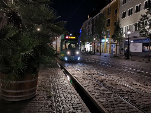 freiburger-bachle-mit-strassenbahn.jpg