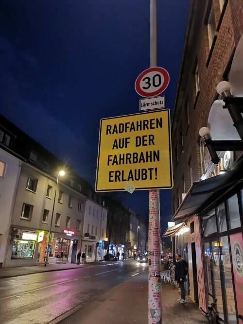 hinweisschild-dass-radfahren-auf-der-fahrbahn-erlaubt-ist-in-munster-westf.jpg