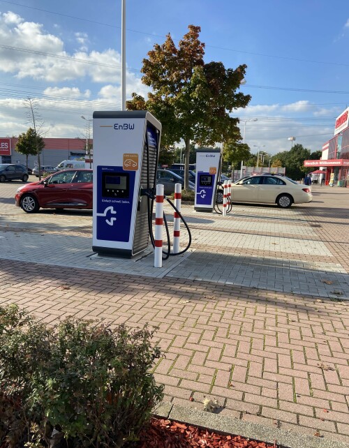 ladesaule-auf-dem-parkplatz-eines-baumarkts1.jpg