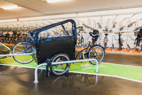 Lastenrad im Fahrradparkhaus Malmö Centralstation