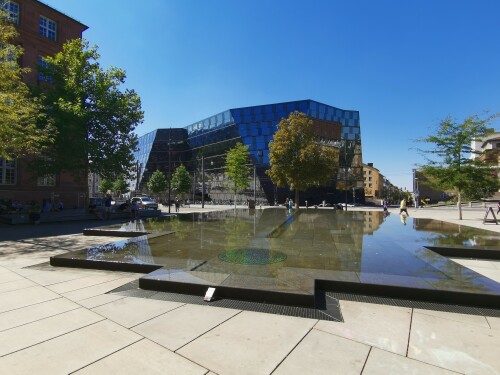 neubau-der-universitatsbibliothek-freiburg-vom-platz-der-alten-synagoge.jpg