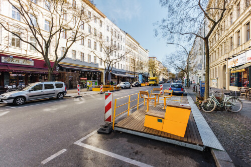 Testaufbau in der Begegnungszone Bergmannstraße Berlin. Kühler Februartag.