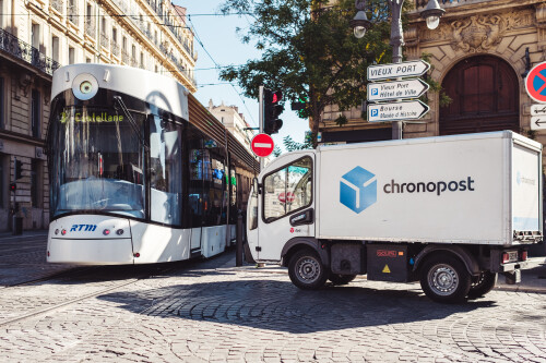 strassenbahn-und-e-lieferwagen.jpg