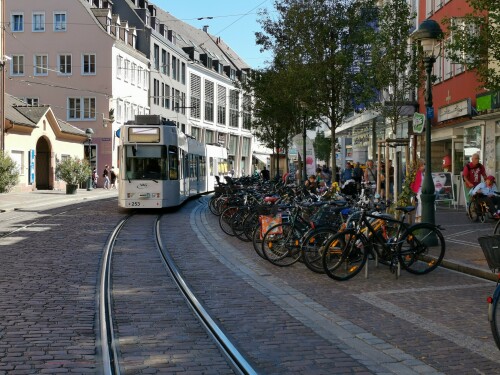 tram-fahrrader-und-freiburger-bachle.jpg