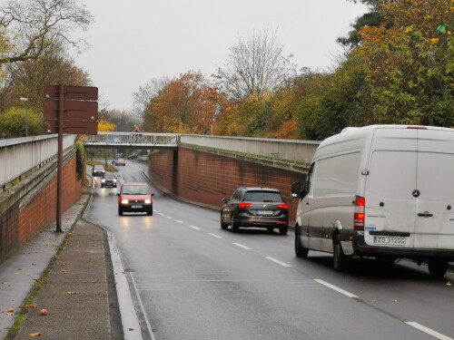 trennung-des-kfz-verkehrs-und-fussverkehrs-in-koln-chorweiler.jpg