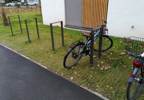 fahrradbugel-auf-rasengitter.jpg
