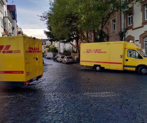 Versperrte Sicht durch Lieferfahrzeuge an einer Kreuzung im Martinsviertel, Darmstadt.