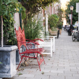 banke-auf-dem-gehweg-in-amsterdam