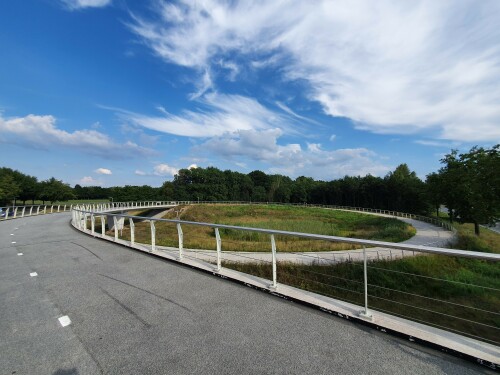 fahrradbrucke-zalnebrug-in-zwolle-mit-kurvenformiger-rampe.jpg