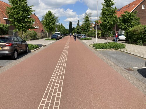 fahrradstrasse-mit-gedrucktem-mittelstreifen.jpg