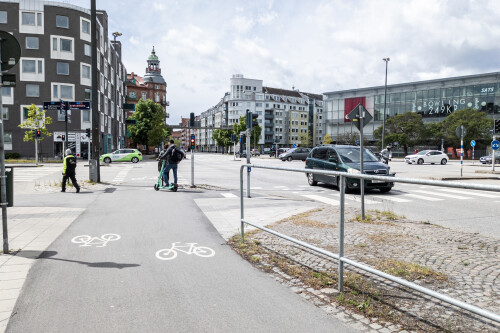 knotenpunkt-zweirichtungsradweg-mit-haltegelander.jpg