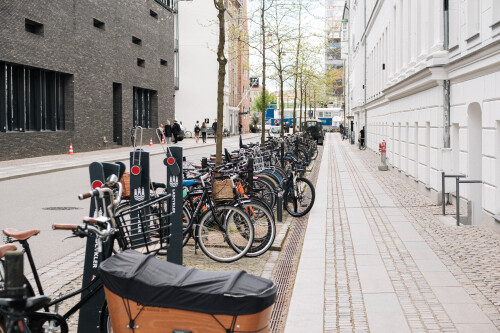 strassenraumgestaltung-mit-fahrradparken-und-cargobikes-kopenhagen.jpg