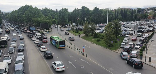 autos-in-der-innenstadt-von-tiflis.jpg