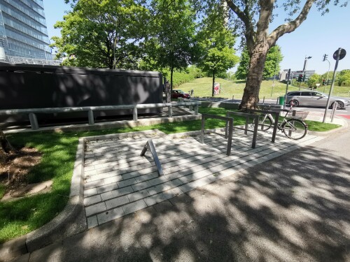 Die erste Düsseldorfer Mobilitätsstation am Stadttor bündelt verschiedene Mobilitätsangebote und Infrastruktureinrichtungen für multimodale und intermodale Verkehre. Entsprechend der Düsseldorfer Verkehrsentwicklungsstrategie ›Mobilitätsplan D‹ werden die MobilitätStationen flächendeckend in urbanen Quartieren, an ÖPNV-Knotenpunkten und an ausgewählten Arbeitgeberstandorten errichtet. Sie werden durch die Connected Mobility Düsseldorf GmbH, eine 100 % Tochter der Stadt, geplant, errichtet und betrieben.