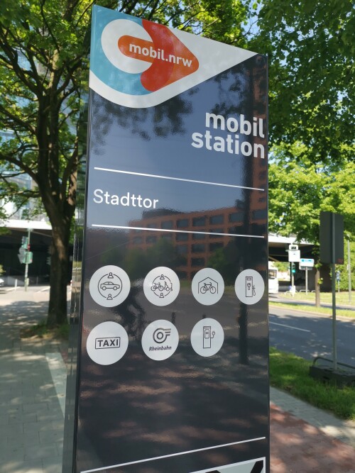 Duesseldorf-Mobilitaetsstation-stadttor-schild.jpg