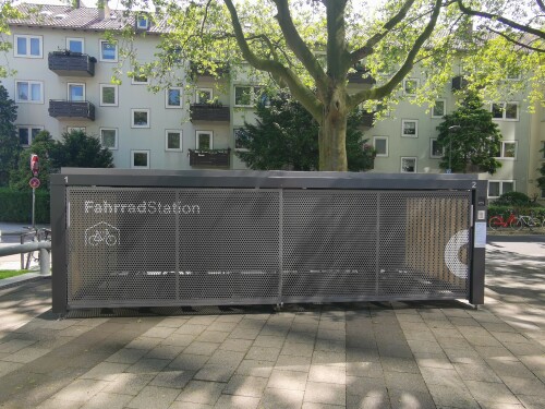 Die erste Düsseldorfer Mobilitätsstation am Stadttor bündelt verschiedene Mobilitätsangebote und Infrastruktureinrichtungen für multimodale und intermodale Verkehre. Entsprechend der Düsseldorfer Verkehrsentwicklungsstrategie ›Mobilitätsplan D‹ werden die MobilitätStationen flächendeckend in urbanen Quartieren, an ÖPNV-Knotenpunkten und an ausgewählten Arbeitgeberstandorten errichtet. Sie werden durch die Connected Mobility Düsseldorf GmbH, eine 100 % Tochter der Stadt, geplant, errichtet und betrieben.