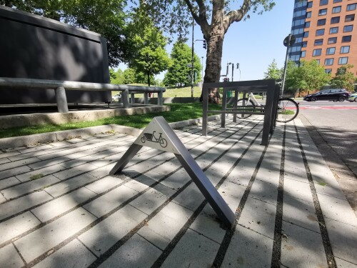 Die erste Düsseldorfer Mobilitätsstation am Stadttor bündelt verschiedene Mobilitätsangebote und Infrastruktureinrichtungen für multimodale und intermodale Verkehre. Entsprechend der Düsseldorfer Verkehrsentwicklungsstrategie ›Mobilitätsplan D‹ werden die MobilitätStationen flächendeckend in urbanen Quartieren, an ÖPNV-Knotenpunkten und an ausgewählten Arbeitgeberstandorten errichtet. Sie werden durch die Connected Mobility Düsseldorf GmbH, eine 100 % Tochter der Stadt, geplant, errichtet und betrieben.