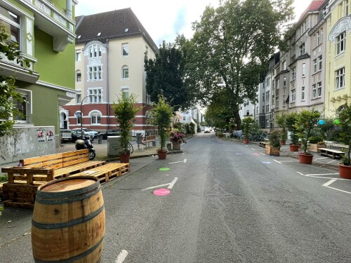 Der Neue Graben im Dortmunder Kreuzviertel soll umgebaut werden. Für die Umgestaltung haben ein Forscher*innenteam des Wuppertal Instituts, der Emschergenossenschaft/Lippeverband sowie des Planungsbüro MUST Städtebau GmbH Zukunftsbilder für den Straßenraum entworfen. Im Zuge der Bürger:innenbeteiligung kam es im August 2021 zu einer Temporären Intervention, in der die Zukunftsbilder erlebbar gemacht und viele Diskussionen mit der ansässigen Bevölkerung geführt wurden.