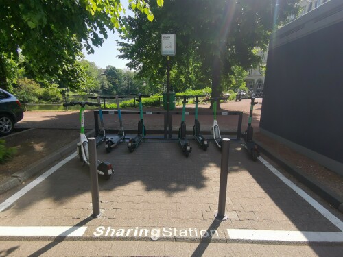 Zum geordneten Abstellen von Leihfahrräder, E-Scootern und E-Rollern wurden in Düsseldorf SharingStationen eingerichtet, in denen die verschiedenen Fahrzeugarten und Sharingangebote gemietet und geparkt werden.