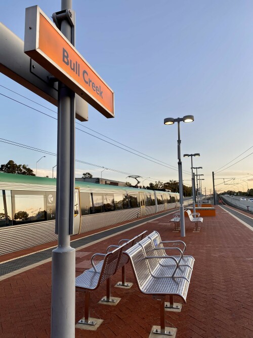 bahnhalt-bull-creek-in-perth-australien.jpg