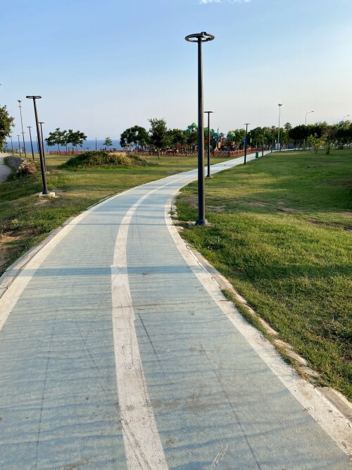 blau-markierter-radweg-in-antalya-turkei.jpg