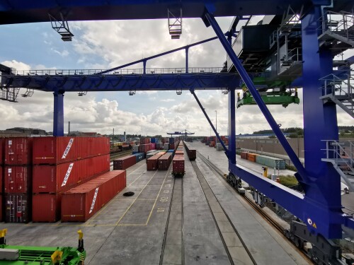 Containerbrücke mit zwei innenliegenden Gleisen am bimodalen Containerterminal (Schiene - Straße) in Hof an der Saale