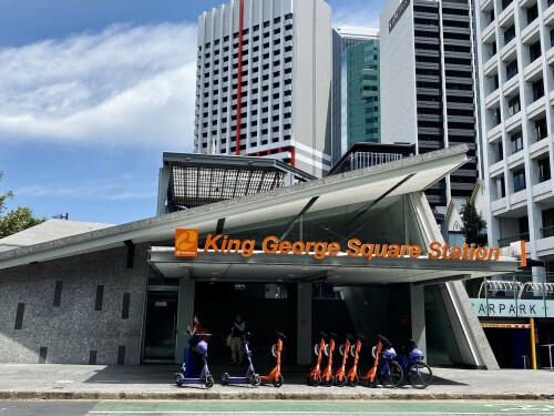 e-scooter-und-bikesharing-fahrrader-vor-bahnstation-in-brisbane-australien.jpg