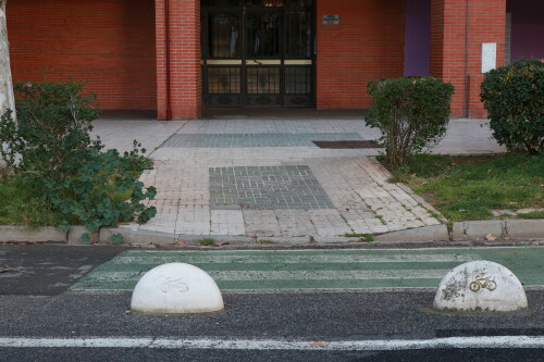 bike lane - sidewalk recess