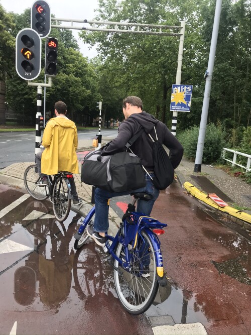 OV-fiets an einer Kreuzung in den Niederlanden